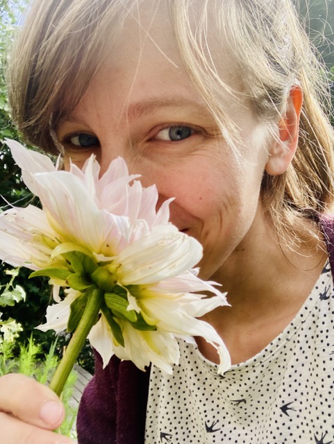 Maren Häde mit Dahlie - Blüte, Freude, Hoffnung