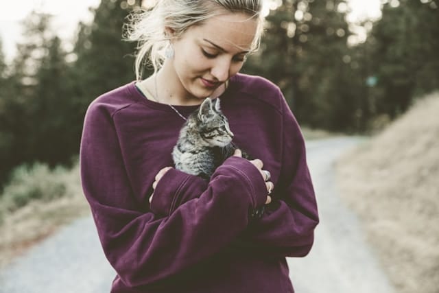 Coregulation Frau kuschelt mit Katze