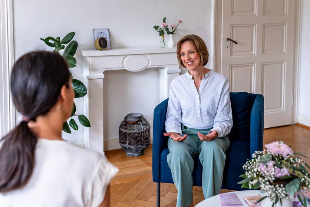 Psychologin Maren Häde im Gespräch mit einer Coaching-Klientin